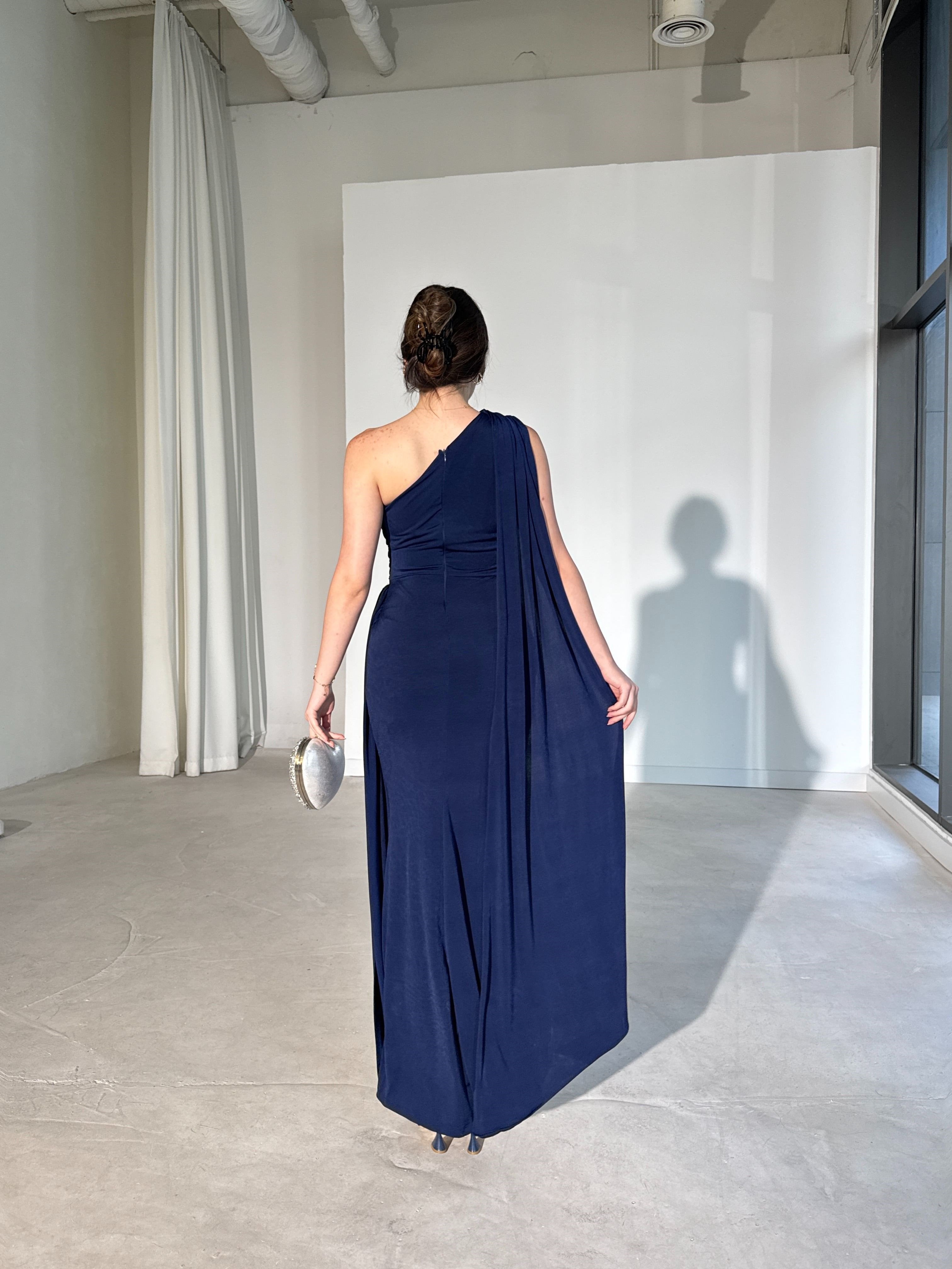 Vennesa - One-Shoulder Draped Maxi Dress with Integrated Cape and Brooch