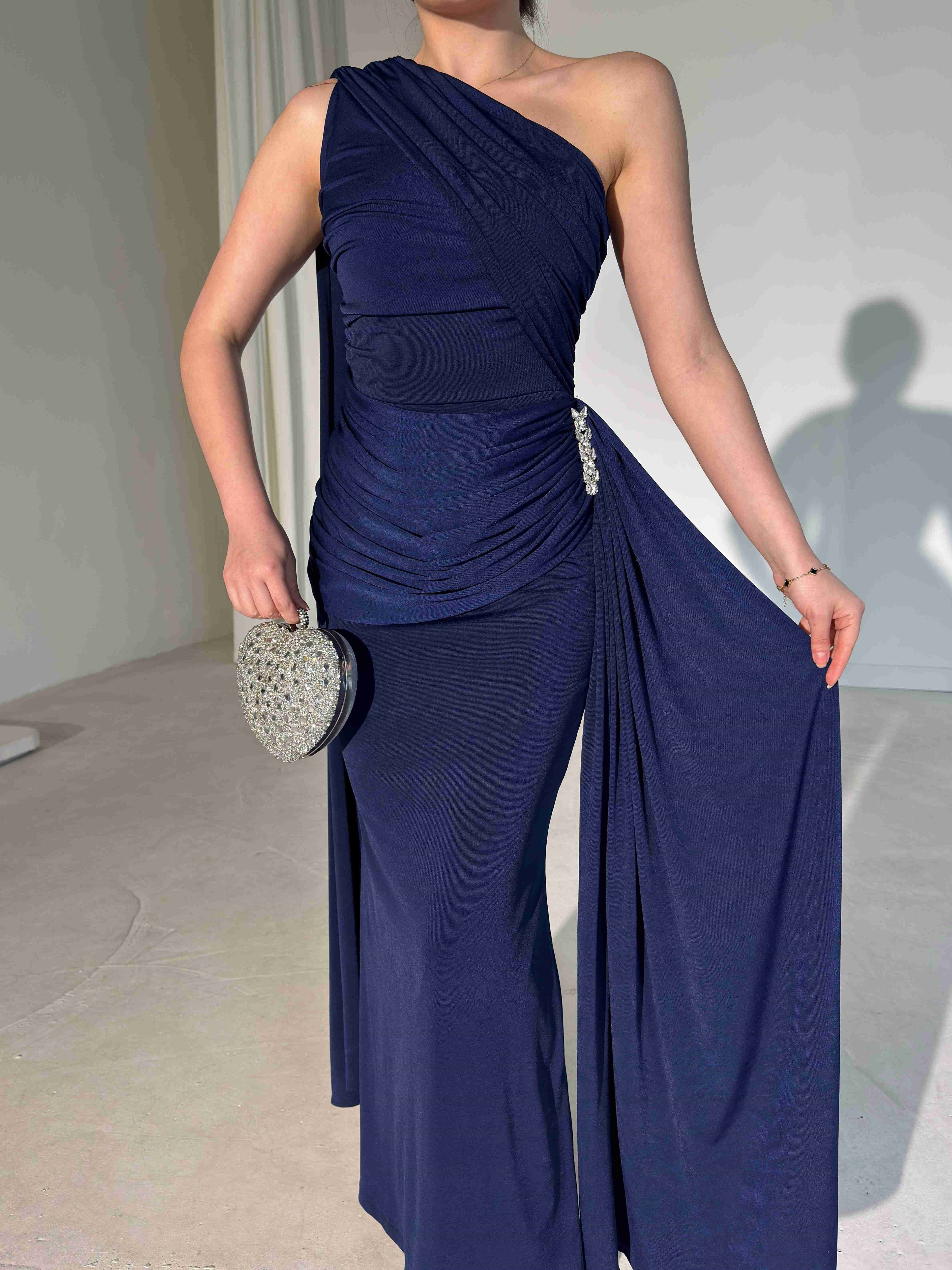 Vennesa - One-Shoulder Draped Maxi Dress with Integrated Cape and Brooch