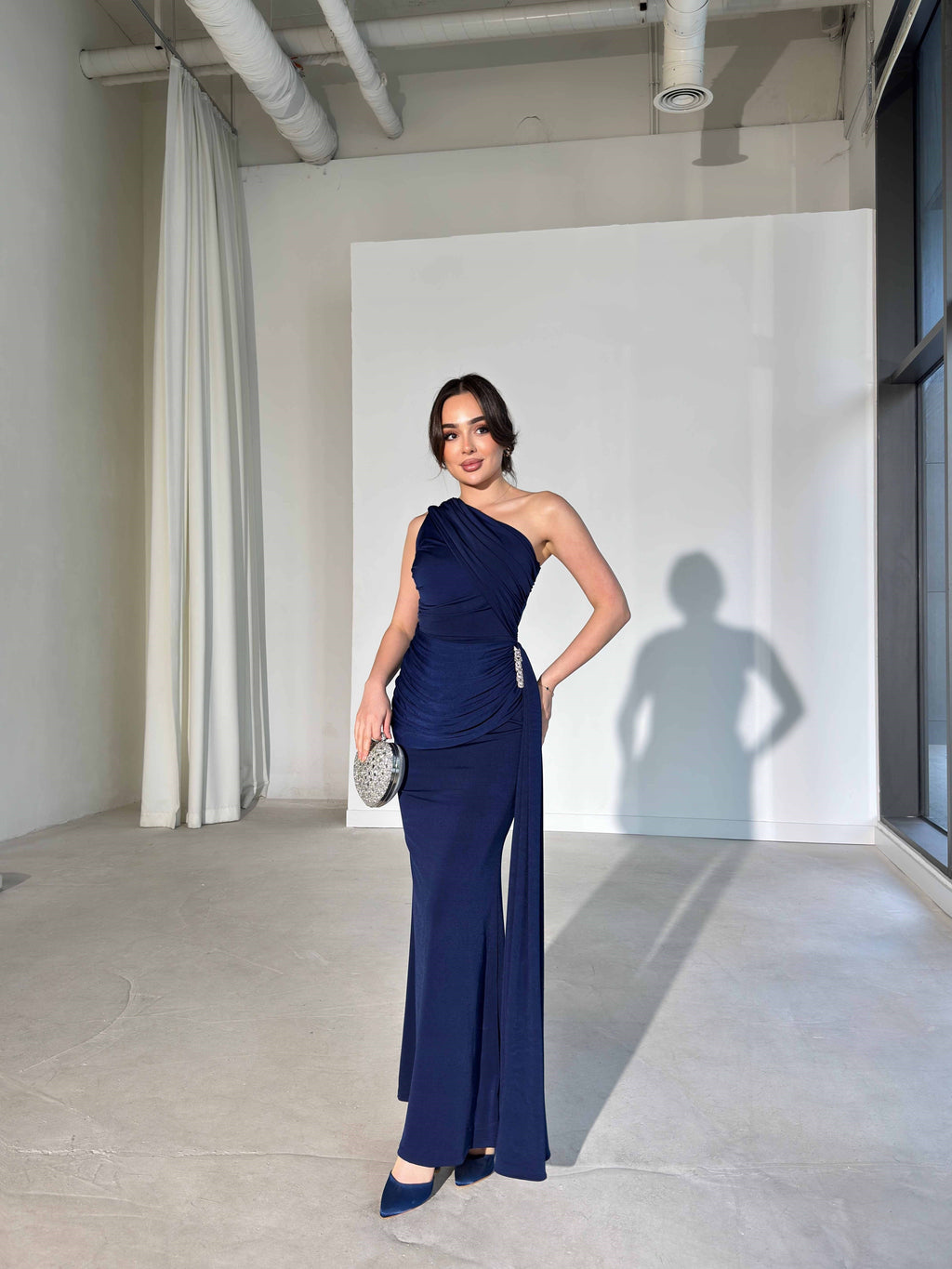 Vennesa - One-Shoulder Draped Maxi Dress with Integrated Cape and Brooch