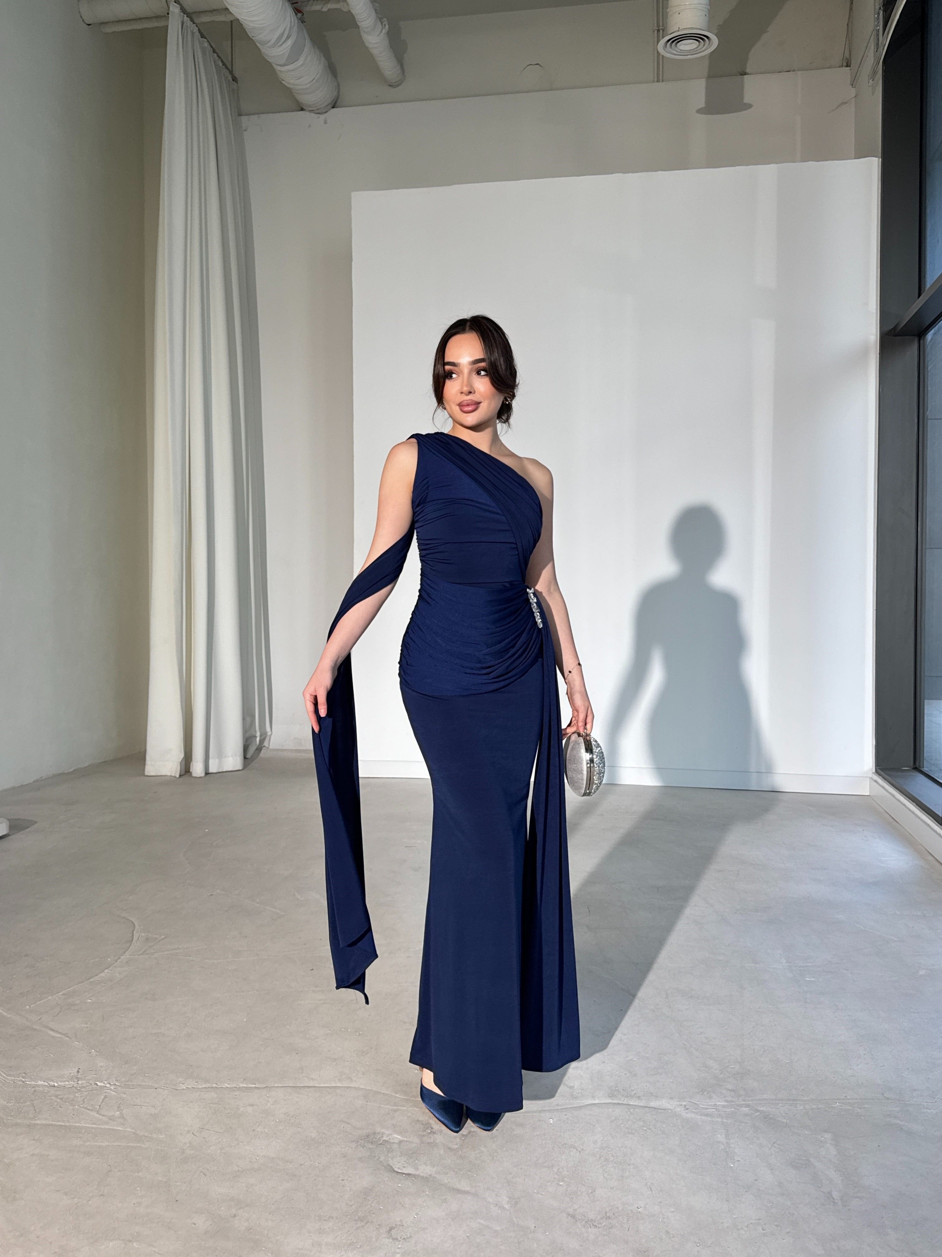 Vennesa - One-Shoulder Draped Maxi Dress with Integrated Cape and Brooch