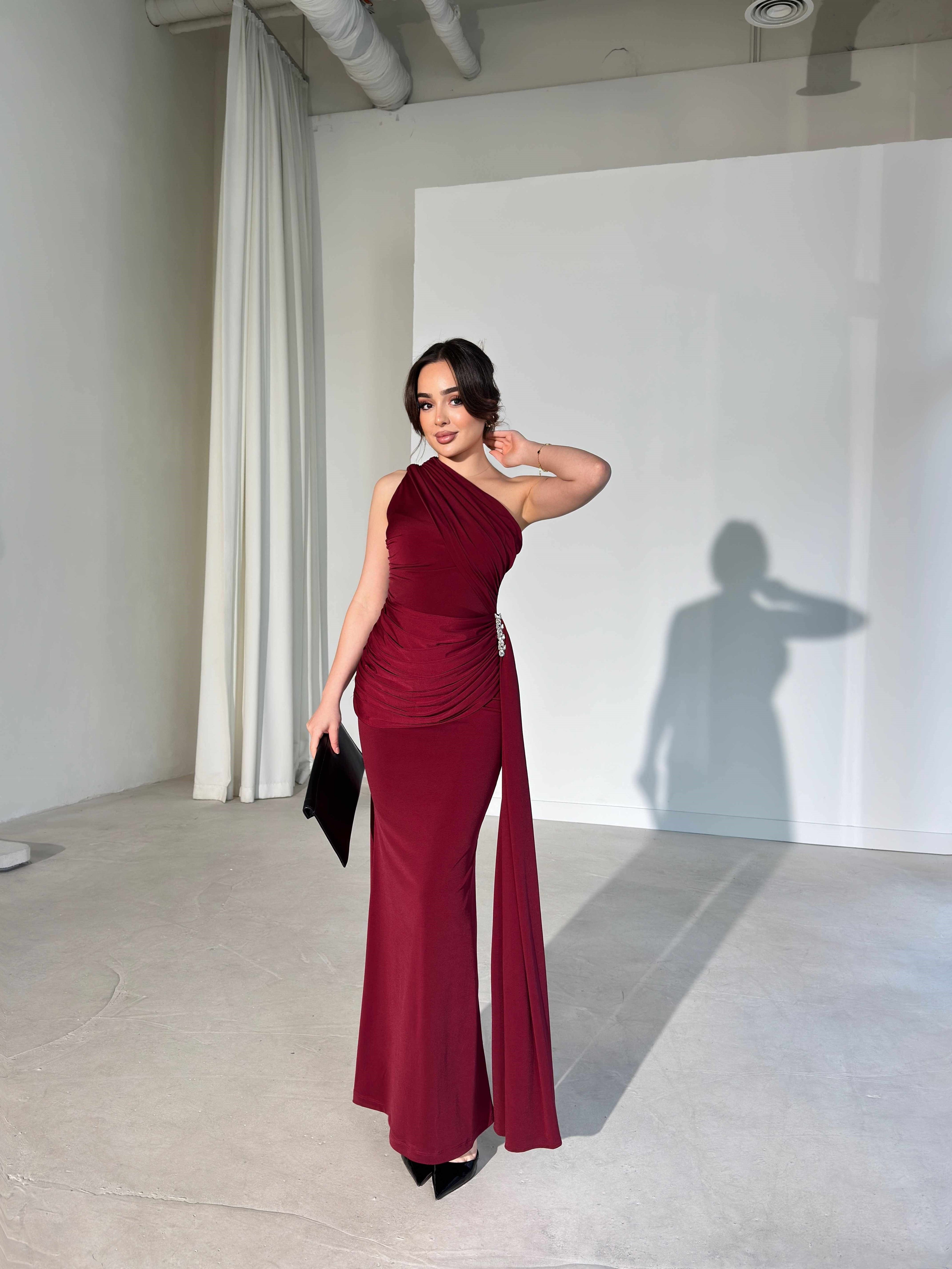 Vennesa - One-Shoulder Draped Maxi Dress with Integrated Cape and Brooch