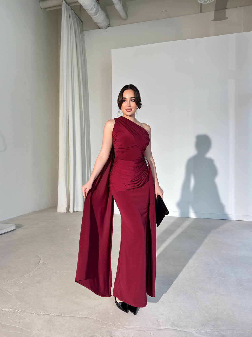 Vennesa - One-Shoulder Draped Maxi Dress with Integrated Cape and Brooch