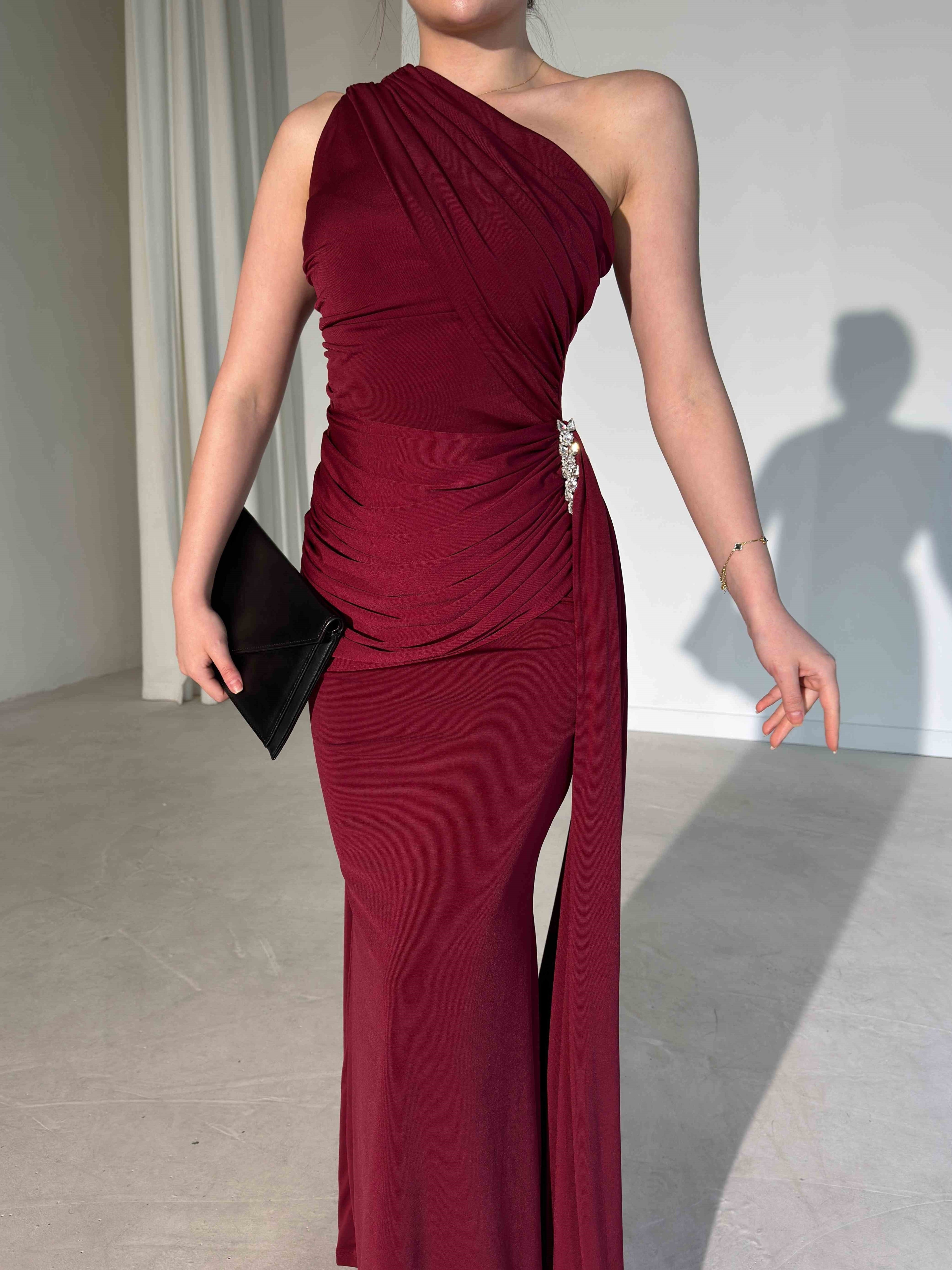 Vennesa - One-Shoulder Draped Maxi Dress with Integrated Cape and Brooch