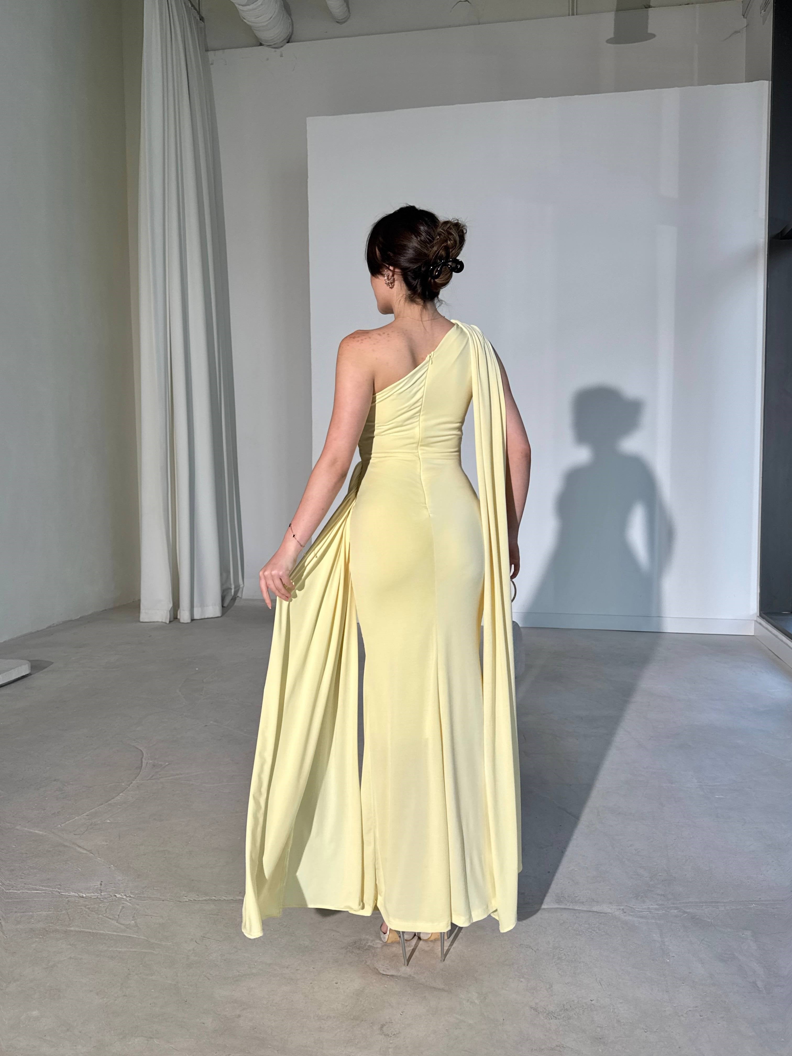 Vennesa - One-Shoulder Draped Maxi Dress with Integrated Cape and Brooch