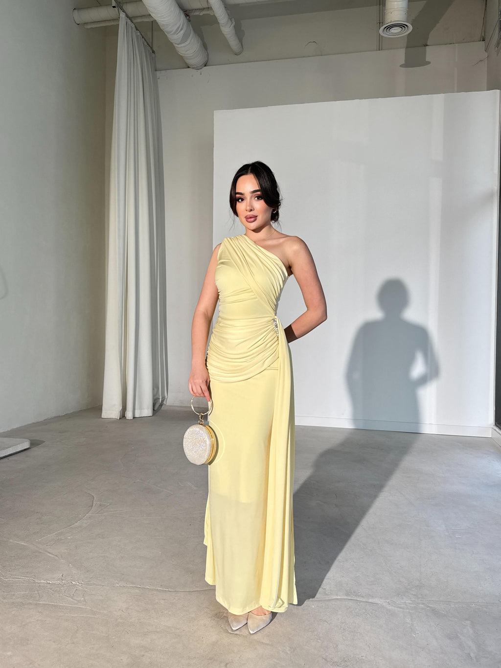 Vennesa - One-Shoulder Draped Maxi Dress with Integrated Cape and Brooch