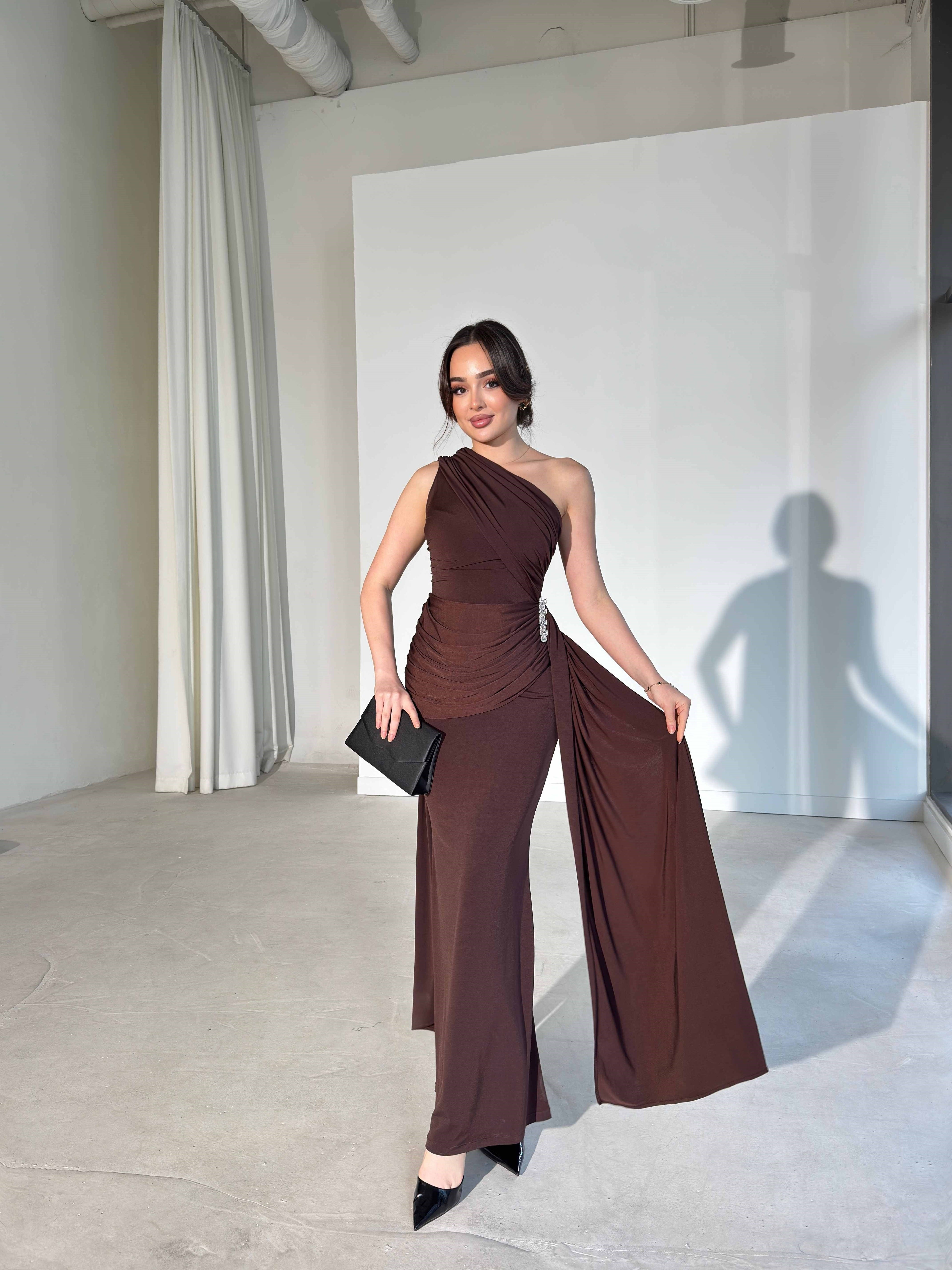 Vennesa - One-Shoulder Draped Maxi Dress with Integrated Cape and Brooch