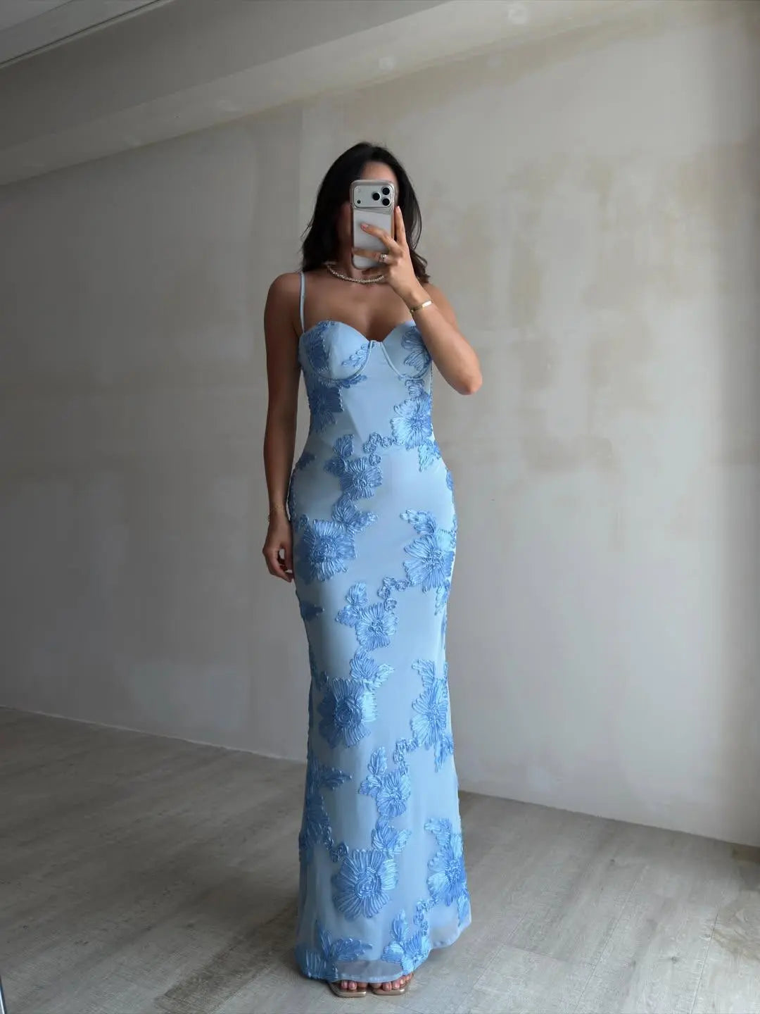 CHARM – Sukienka Maxi o Trójwymiarowej Strukturze Kwiatowej